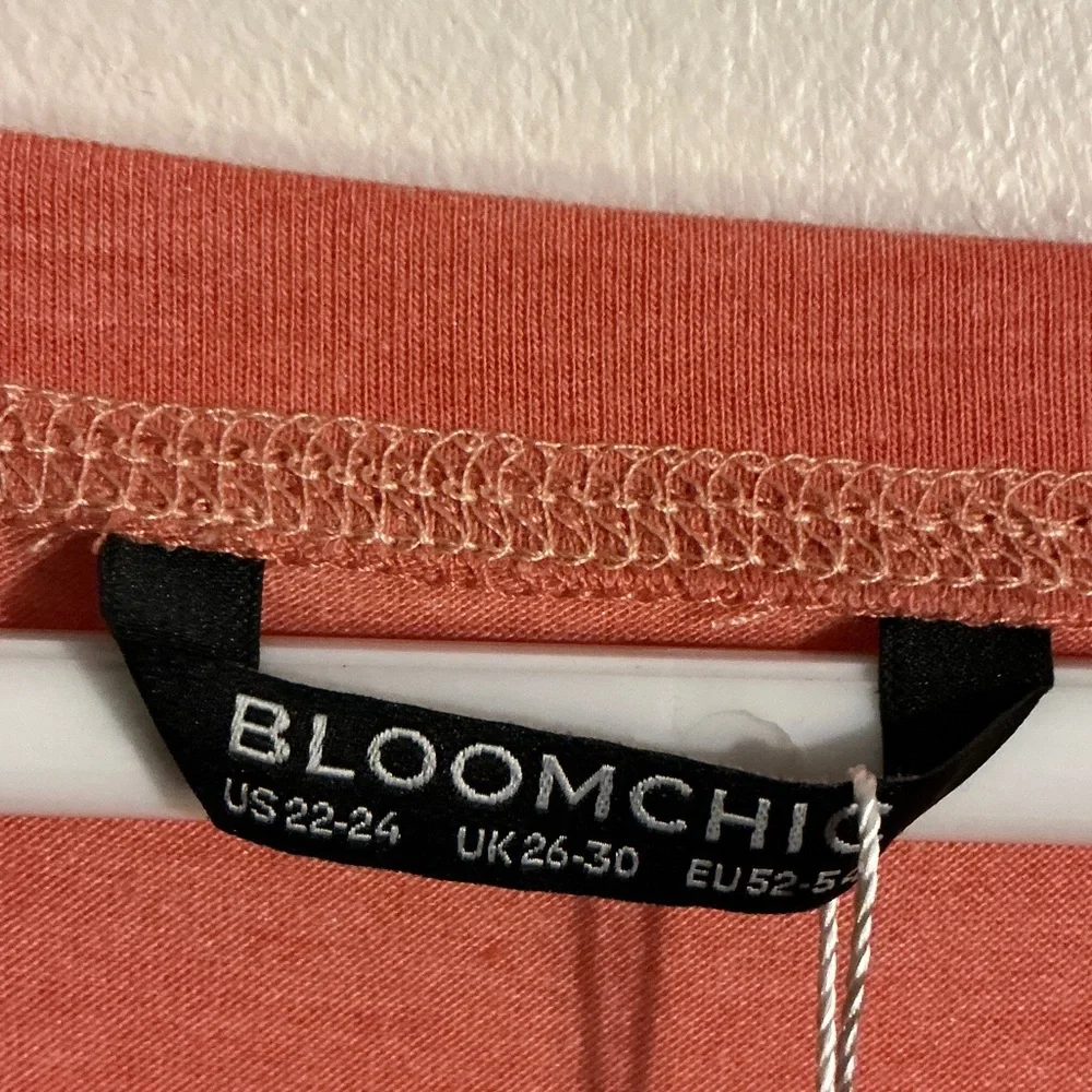 BloomChic Coral V-Neck Short Sleeve Top - Picture 2 of 6